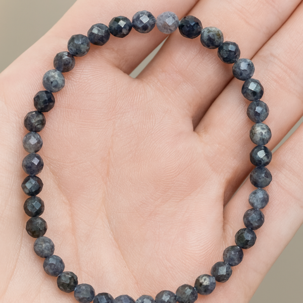 Pulsera Facetada de Iolita – Claridad y Visión Interior