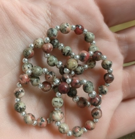 Anillo Elástico de Jaspe Sangre de Dragón con Abalorios en Baño de Plata