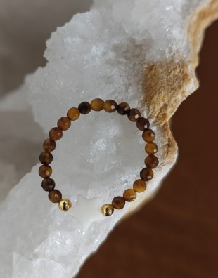 Anillo Elástico de Ojo de Tigre Facetado con Estrella de Nácar y Bolitas en Baño de Oro 18K