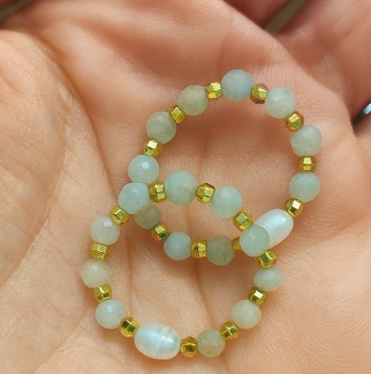 Anillo Elástico de Morganita Facetada con Perlita y Abalorios en Baño de Oro 18K