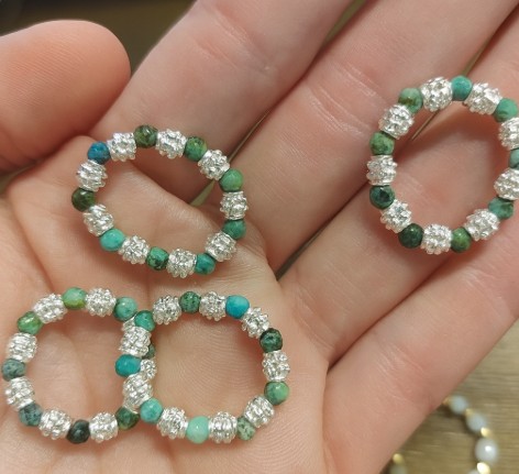 Anillo Elástico de Peridoto Africano Facetado con Abalorios en Baño de Plata