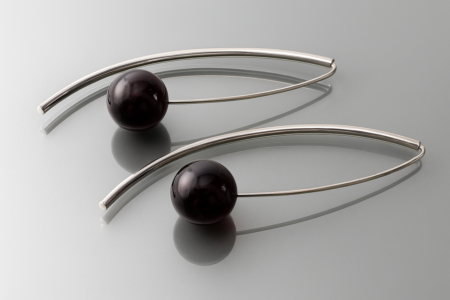 Pendientes de granate en superficie reflectante Pendientes de Plata con Granate - Imagen 1