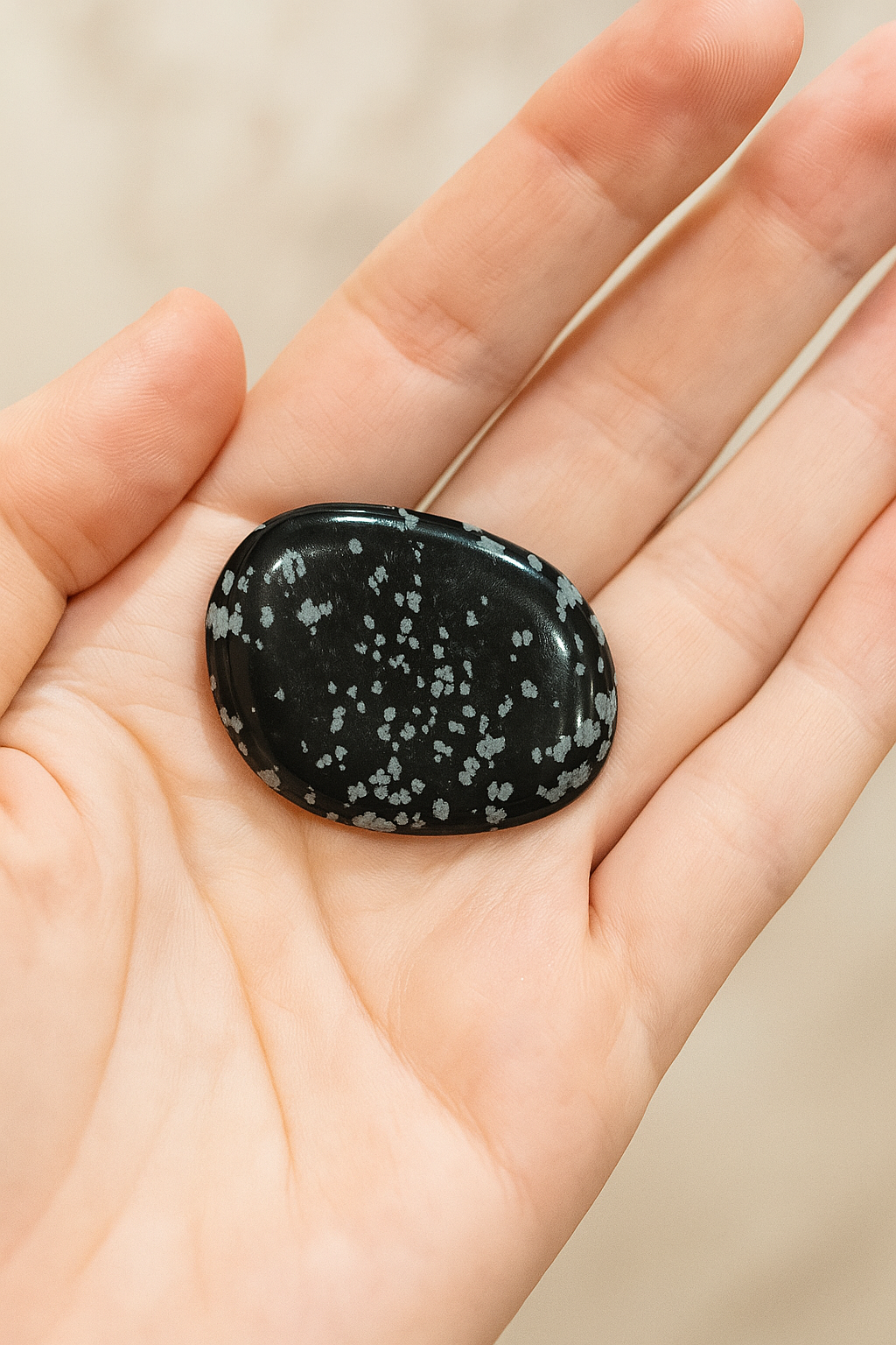 Piedra de obsidiana y mano Canto Plano de Obsidiana Nevada – Equilibrio, Protección y Protección laboral - Imagen 1