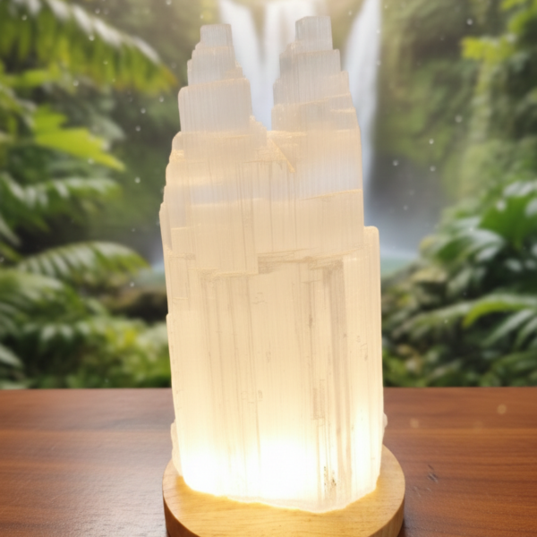 Lámpara de Selenita "Catedral Natural" con Base de Madera 27cm