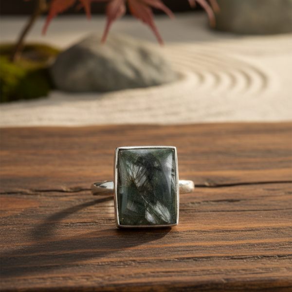 Anillo de Serafinita y Plata: Elegancia Ajustable y Conexión Celestial