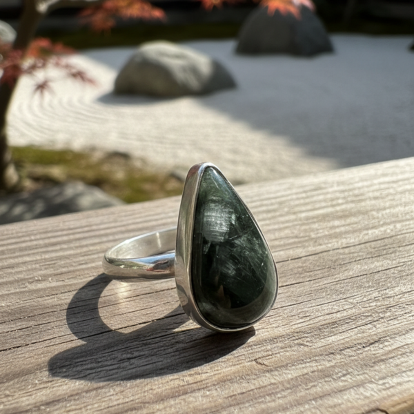 Anillo de Serafinita y Plata: Elegancia Ajustable y Conexión Celestial