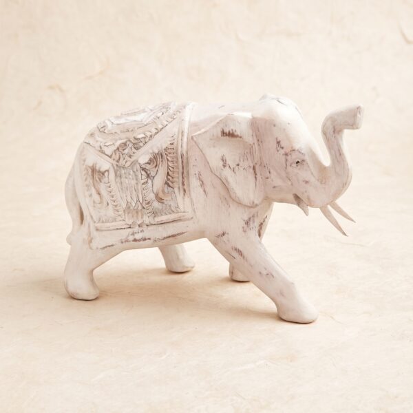 Figura Decorativa de Elefante Tallado a Mano en Blanco Envejecido
