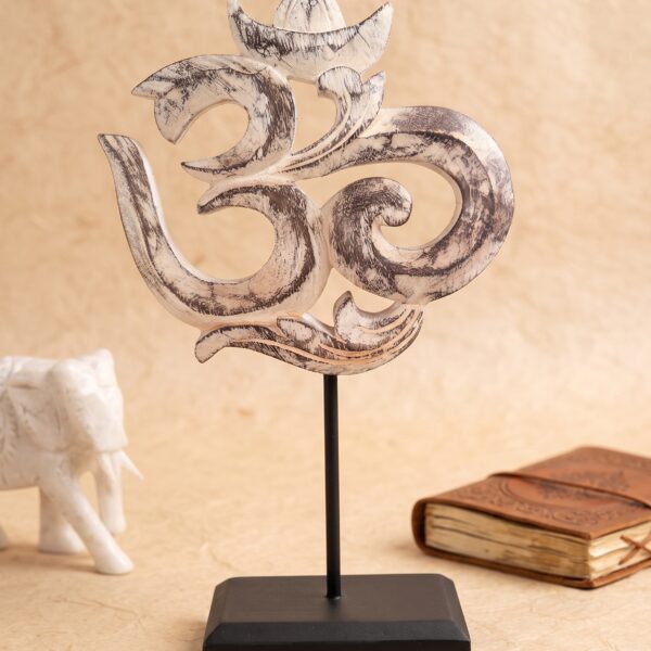 Escultura Decorativa del Símbolo Om Blanco Envejecido con Soporte