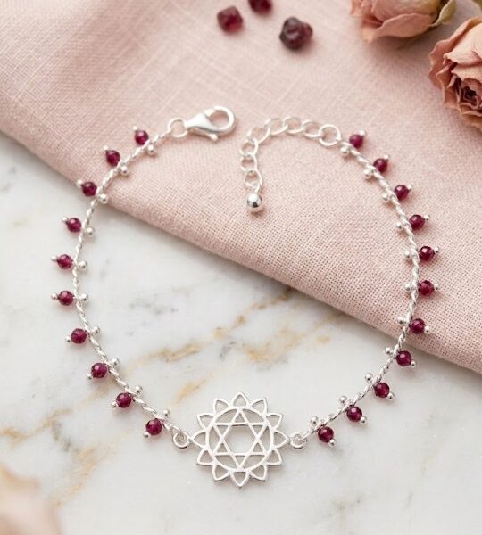 Pulsera de Rubí Facetado y Baño de Plata con Símbolo de Chakra del Corazón